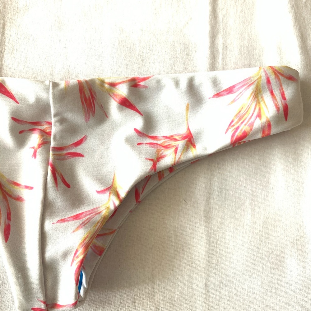 NWT✨ STONE FOX SWIM cheeky bottom